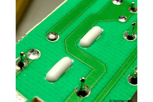 Kunststoffdome eine Leiterplatte in einem Kunststoffbauelement zu fixieren.