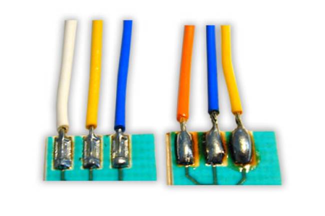  Bügellötung von Einzellitzen auf einer Leiterplatte.