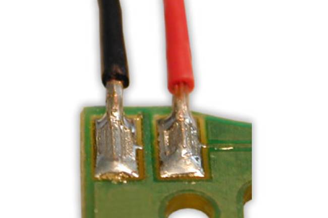 Lötung von Einzellitzen auf einer Leiterplatte. 