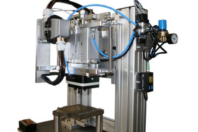 Heißverstemmanlage zur Integration in ein bestehendes Inlinesystem. 
