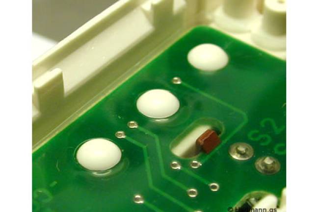 Kunststoffdome fixieren eine Leiterplatte in einem Kunststoff Bauelement.