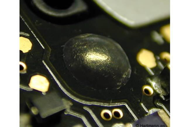 Methoden zur Fixierung von Kunststoffdomen für Leiterplatten in PA6-GF30 Bauelementen.