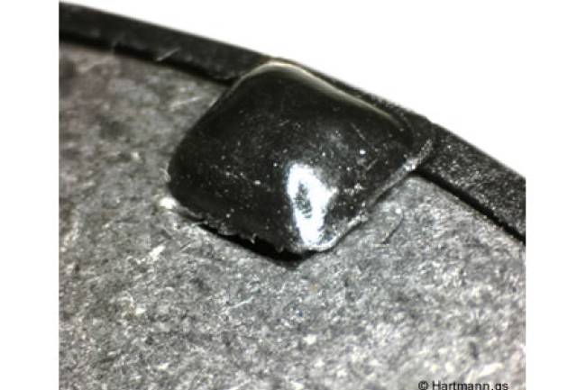 Heißverstemmen von Blech-Stanzteilen mit POM: Ein Verfahren zur dauerhaften Fixierung.