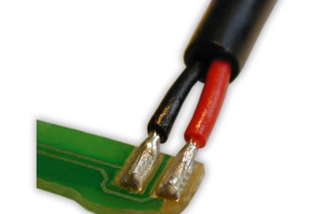 Optimierte Bügellötung von Einzellitzen auf Leiterplatten: Einsatz eines profilierten Lötbügels.