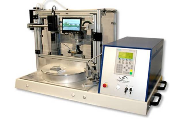 Modernes Bügellötsystem mit integriertem Flussmittelauftrag, Kameraüberwachung und automatischer Reinigung.