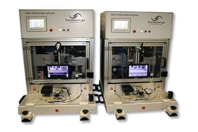 Präzise Bügellötsysteme mit Drehteller zur Bearbeitung empfindlicher Produkte.