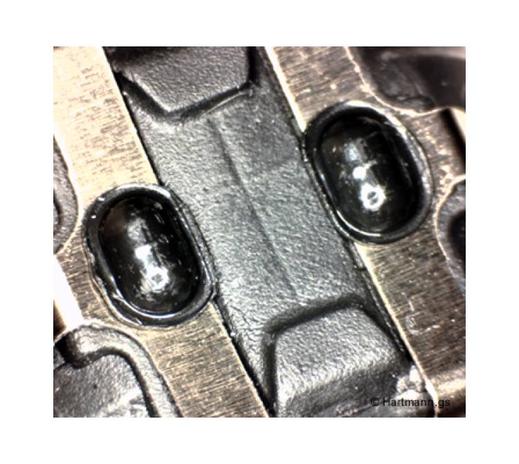 Heißverstemmen Anwendungen Blech-Stanzteil wird in seiner Position fixiert