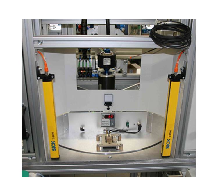 Kundenspezifisches Handlings und Bügellötsystem mit einem 4-fach Drehteller