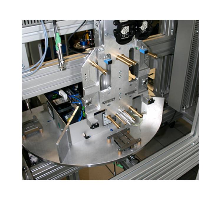 Kundenspezifisches Handlings und Bügellötsystem mit einem 4-fach Drehteller