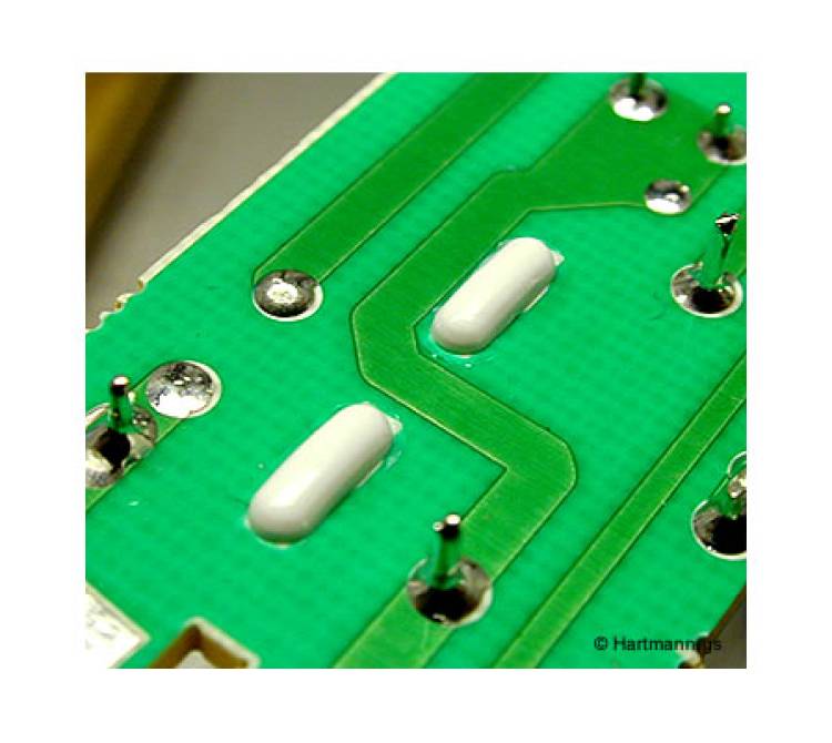 Kunststoffdome eine Leiterplatte in einem Kunststoffbauelement zu fixieren.