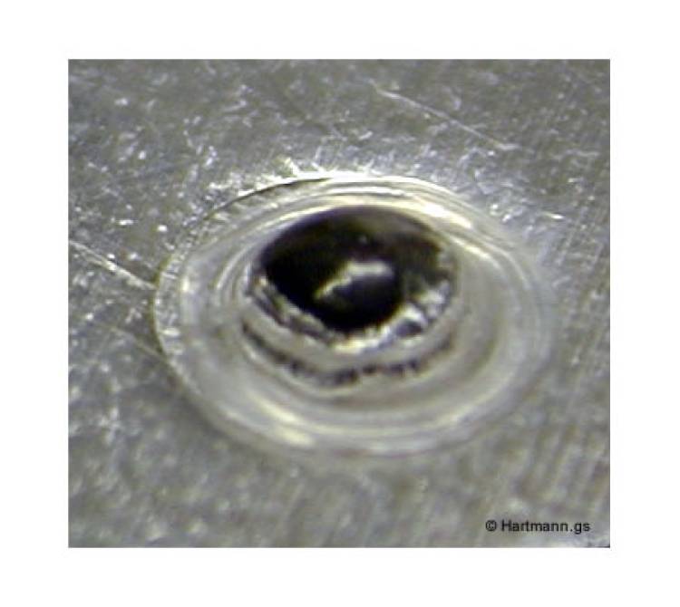 Fixierung eines Blech-Stanzteils durch einen heißverstemmten Pin aus POM