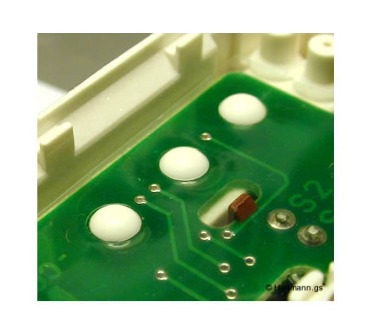 Kunststoffdome fixieren eine Leiterplatte in einem Kunststoff Bauelement.