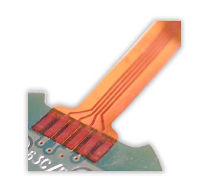 Bügellötung einer Flexfolie auf einer Leiterplatte.