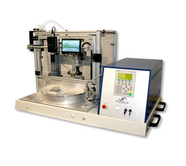 Modernes Bügellötsystem mit integriertem Flussmittelauftrag, Kameraüberwachung und automatischer Reinigung.